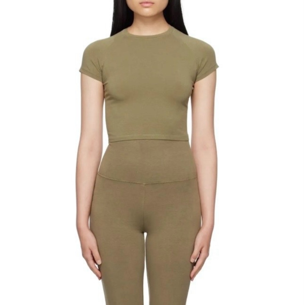 Skims Fits Everybody Super Cropped t-shirt. 💚